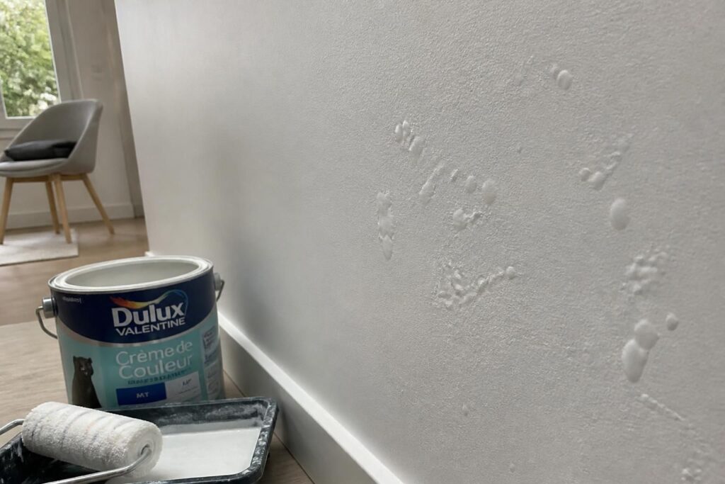 découvrez pourquoi votre peinture dulux valentine cloque sur un mur neuf et apprenez les solutions pour éviter ce problème courant afin d'obtenir une finition parfaite.