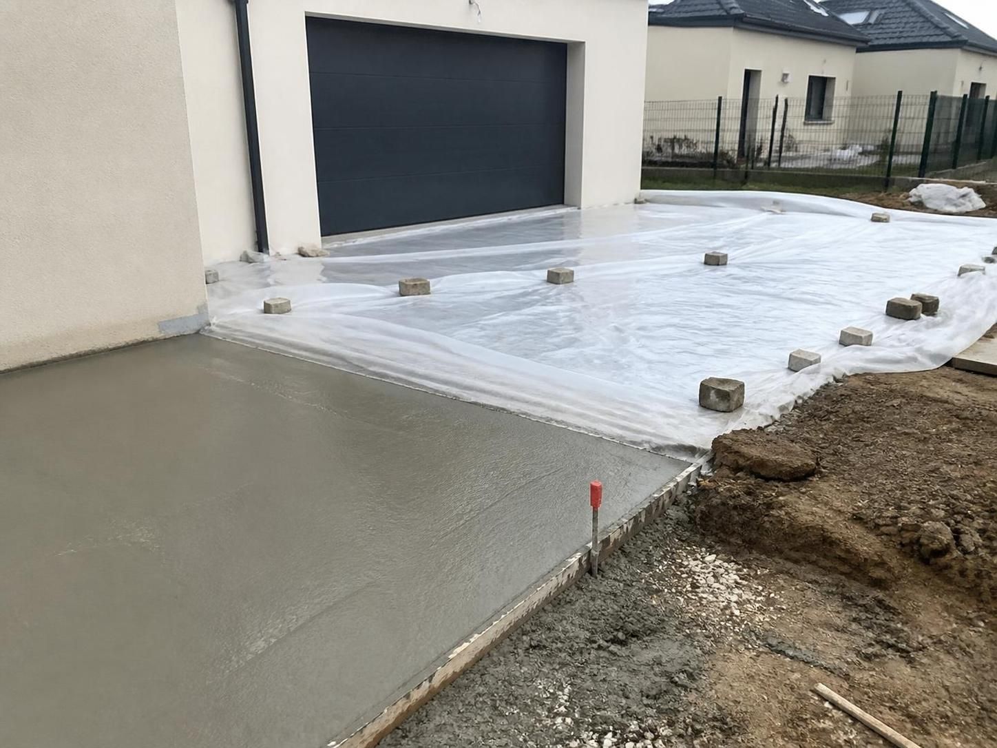 découvrez les raisons pour lesquelles votre ciment vicat sèche trop rapidement après le coulage et apprenez comment optimiser le temps de prise pour un résultat durable et performant.
