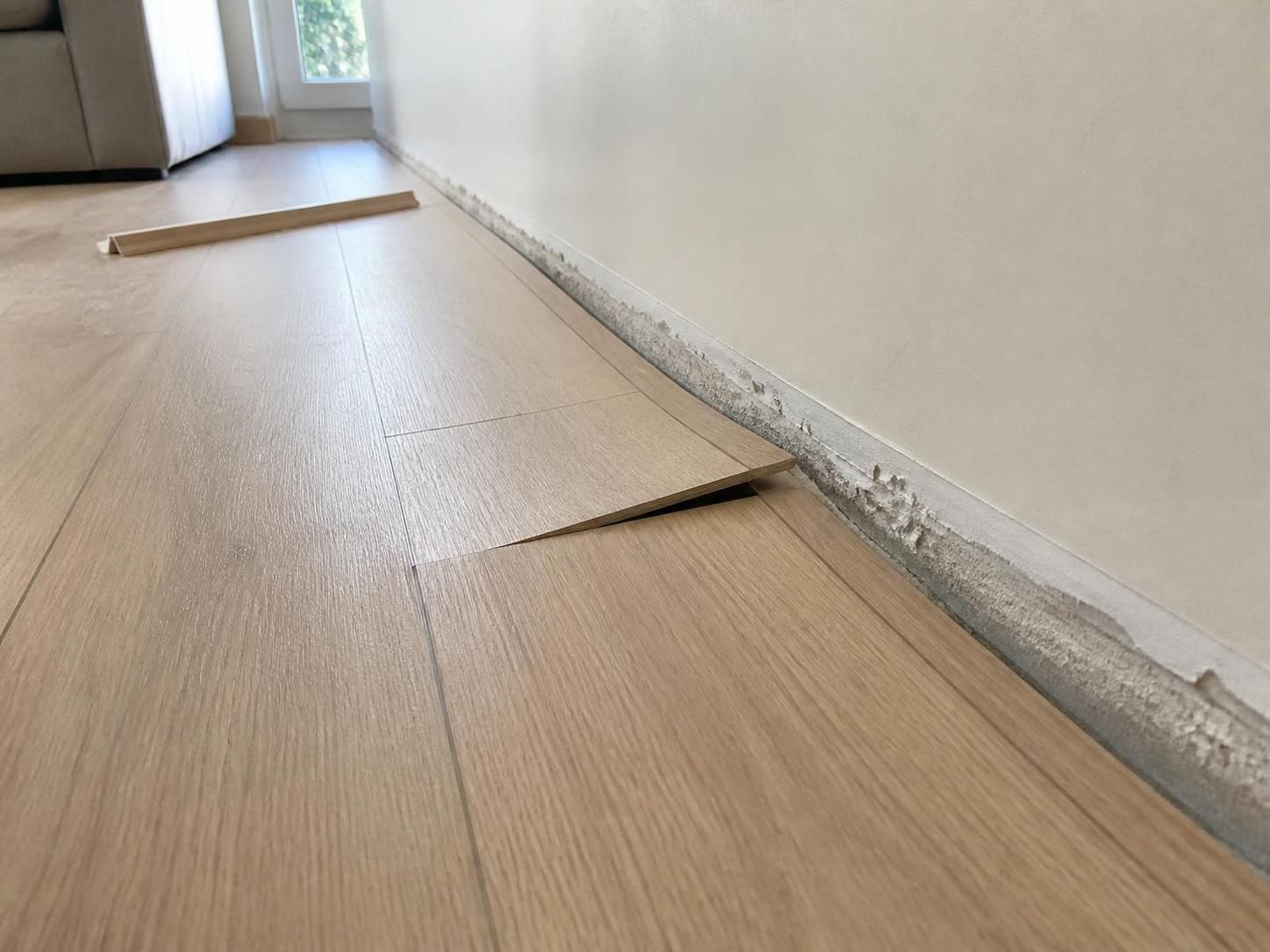 découvrez les causes courantes du soulèvement de votre parquet stratifié près des murs et apprenez comment y remédier efficacement pour préserver votre revêtement de sol.