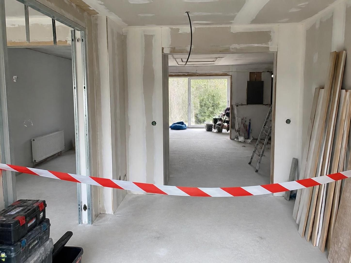 découvrez les démarches à suivre et vos recours légaux lorsque un artisan abandonne un chantier avant la fin des travaux pour protéger vos droits et mener à bien votre projet.