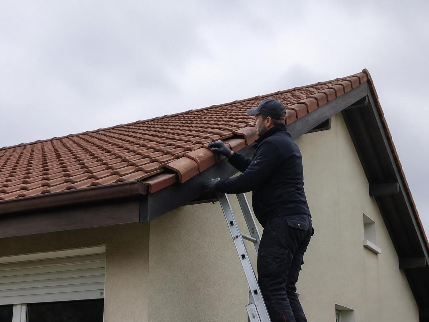 découvrez comment réparer une rive de toiture monier déplacée après une tempête grâce à nos conseils pratiques et étapes détaillées pour restaurer votre toit en toute sécurité.