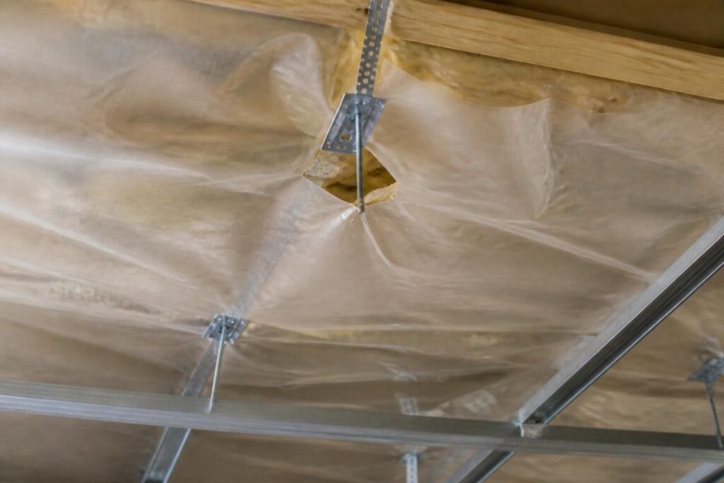 découvrez les causes possibles des déchirures de votre membrane isover autour des suspentes et apprenez comment prévenir ces problèmes pour garantir une isolation efficace et durable.