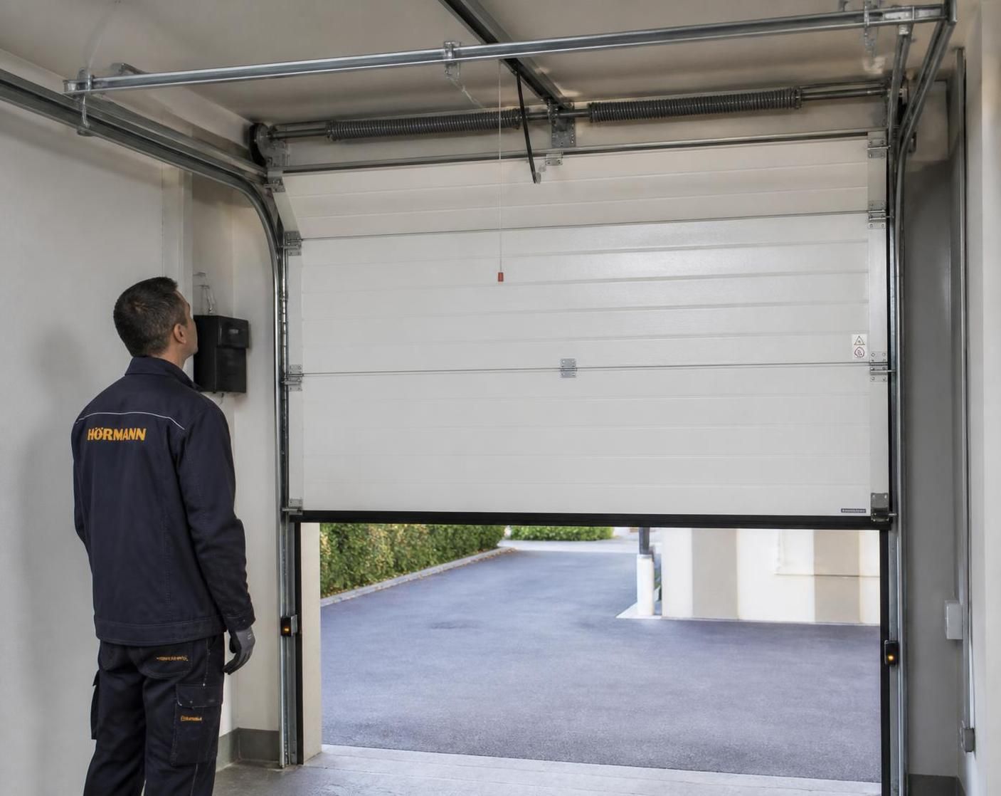 découvrez les raisons pour lesquelles votre porte de garage hörmann peut se remonter spontanément et comment résoudre ce problème efficacement.