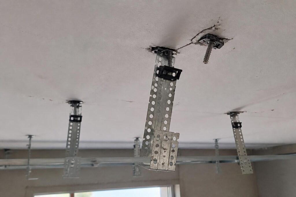 découvrez les causes possibles du décollement des suspentes integra 2 de votre plafond et apprenez comment les sécuriser efficacement.